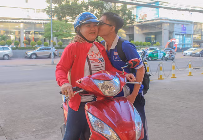 Xúc động trước cổng trường thi: “Hôn bố một cái nhé, con yêu bố!“ ảnh 4