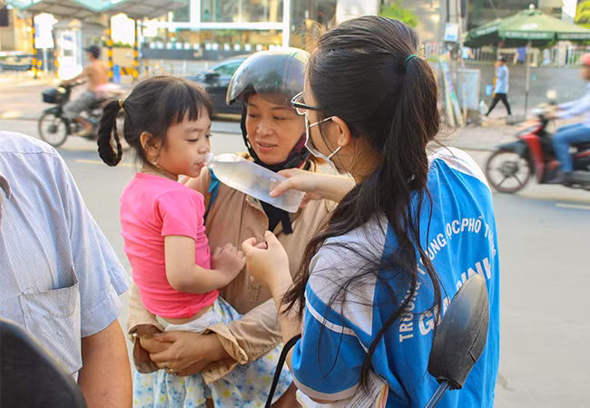 Xúc động trước cổng trường thi: “Hôn bố một cái nhé, con yêu bố!“ ảnh 5