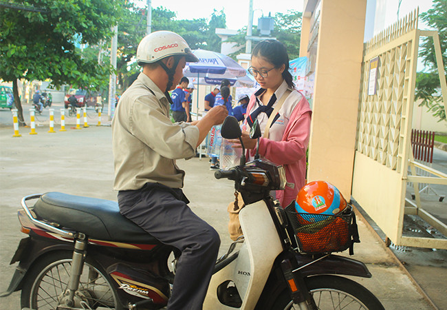 Xúc động trước cổng trường thi: “Hôn bố một cái nhé, con yêu bố!“ ảnh 1 Xúc động trước cổng trường thi: “Hôn bố một cái nhé, con yêu bố!“ ảnh 1
