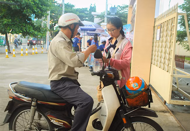 Xúc động trước cổng trường thi: “Hôn bố một cái nhé, con yêu bố!“ ảnh 1