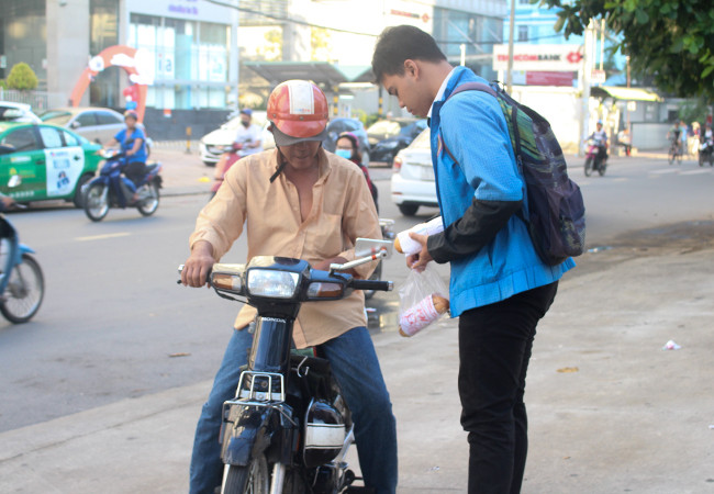 Xúc động trước cổng trường thi: “Hôn bố một cái nhé, con yêu bố!“ ảnh 2 Xúc động trước cổng trường thi: “Hôn bố một cái nhé, con yêu bố!“ ảnh 2