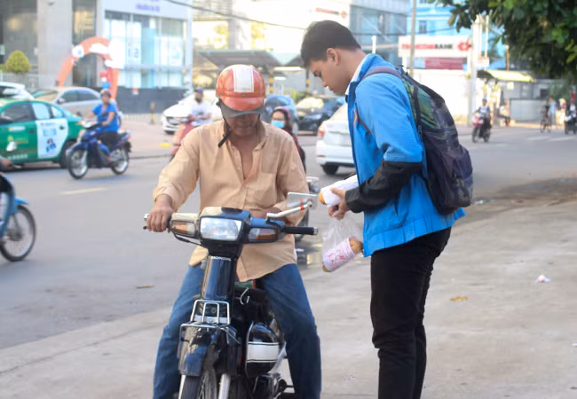 Xúc động trước cổng trường thi: “Hôn bố một cái nhé, con yêu bố!“ ảnh 2