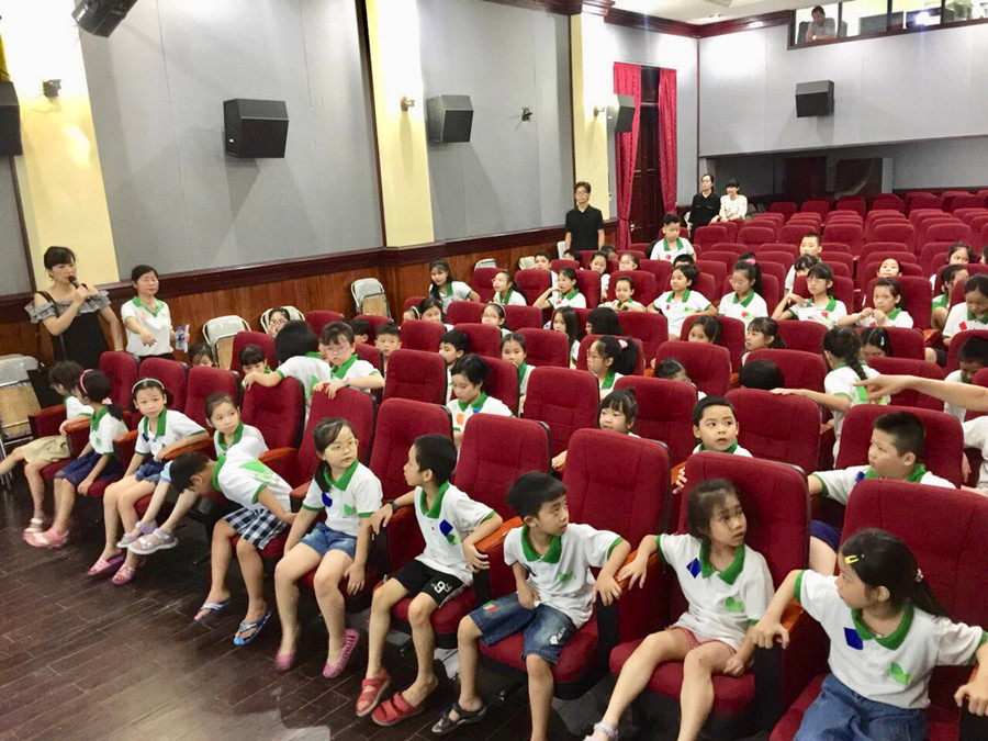 Rạp Thánh Gióng không thể chiếu phim 3D khi cơ sở vật chất giống một hội trường hơn là một rạp chiếu phim. Ảnh: TG