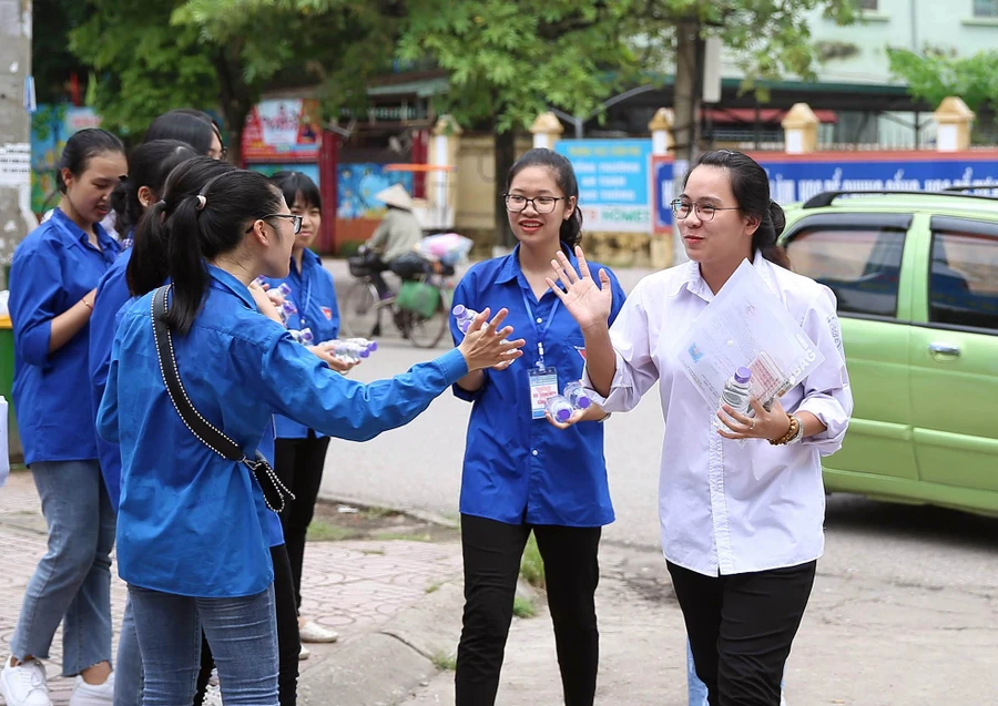 Thí sinh tại cụm thi Thái Nguyên hào hứng sau buổi thi Ngữ văn. Ảnh: Thế Đại