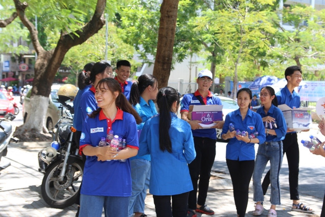 Nhóm bạn hăng hái hoạt động hết mình, trong đó có cả những cô cậu đang học lớp 10, 11.