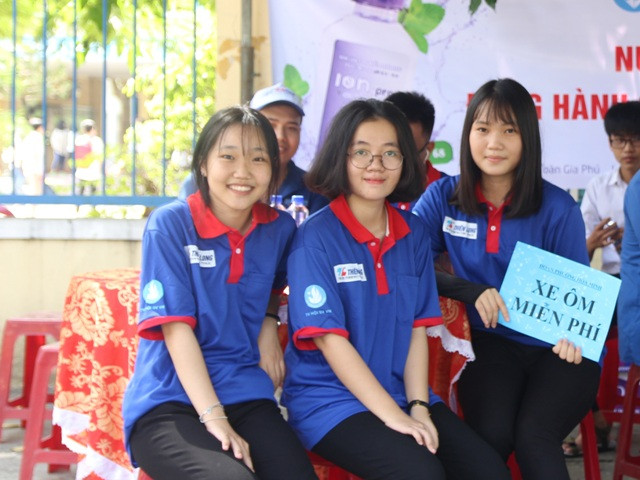 Những chuyến xe ôm miễn phí tại điểm trường THPT Nguyễn Thượng Hiền, nhiều bạn nữ cho biết, sẵn sàng làm tài xế chở thí sinh.