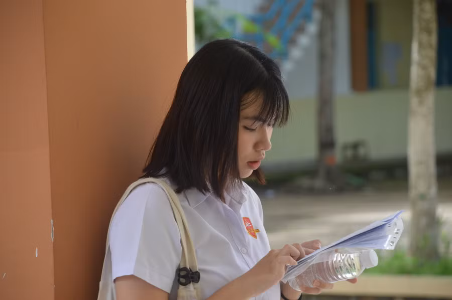 Tranh thủ xem lại bài trước khi bước vào phòng thi.