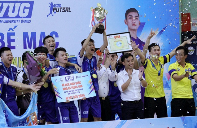 Các cầu thủ Trường ĐH Văn Hiến nâng cao cúp vô địch Các cầu thủ Trường ĐH Văn Hiến nâng cao cúp vô địch