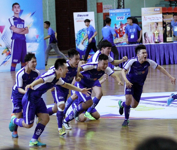 Niềm vui vỡ òa của các cầu thủ ĐH Văn Hiến khi giành phần thắng trên chấm luân lưu Niềm vui vỡ òa của các cầu thủ ĐH Văn Hiến khi giành phần thắng trên chấm luân lưu