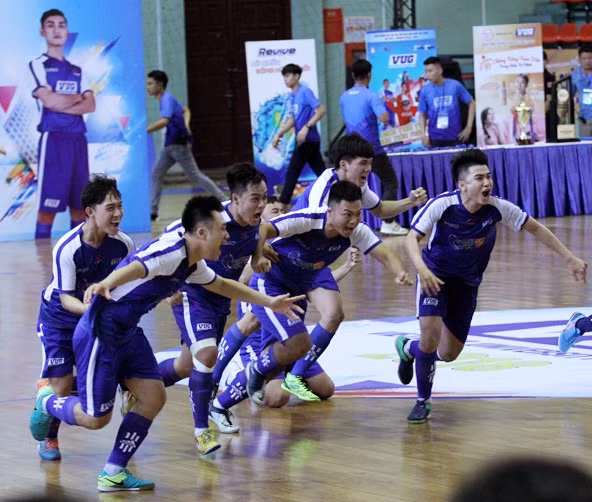 Niềm vui vỡ òa của các cầu thủ ĐH Văn Hiến khi giành phần thắng trên chấm luân lưu