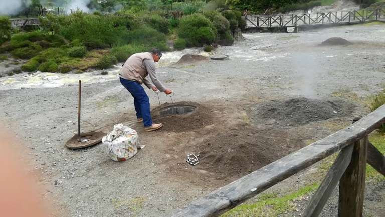 Cư dân địa phương có thể lợi dụng địa nhiệt nấu nướng. Cư dân địa phương có thể lợi dụng địa nhiệt nấu nướng.