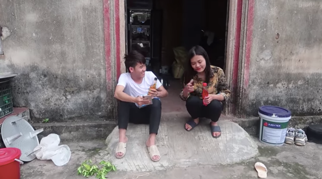Mới tập tành làm Vlog, con gái xinh đẹp của bà Tân đã bị dân mạng bóc phốt "gian dối khán giả" - Ảnh 3. Mới tập tành làm Vlog, con gái xinh đẹp của bà Tân đã bị dân mạng bóc phốt "gian dối khán giả" - Ảnh 3.
