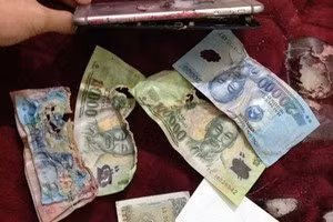 Vì sao nên bỏ ngay thói quen để tiền sau điện thoại?