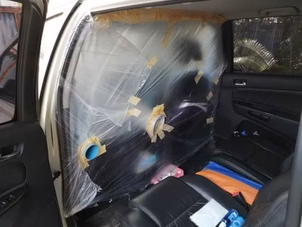 Khoang ghế sau và ghế lái được ngăn cách bởi một tấm nilon dày.