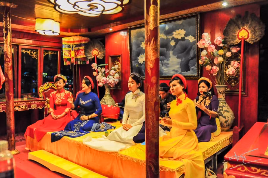 Tạm ngừng hoạt động biểu diễn ca Huế trên sông Hương