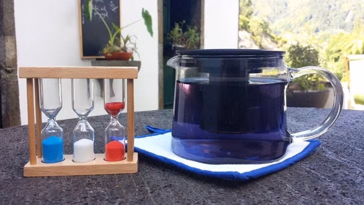 Trà xanh màu tím là kết quả của nguồn nước giàu khoáng chất. Trà xanh màu tím là kết quả của nguồn nước giàu khoáng chất.