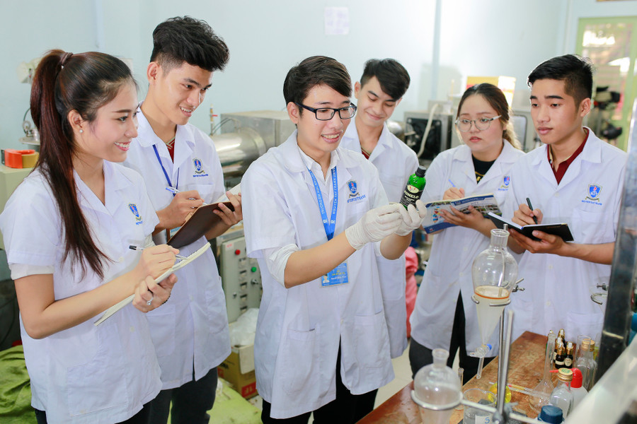 Sinh viên Trường ĐH Nguyễn Tất Thành trong một giờ thực hành Sinh viên Trường ĐH Nguyễn Tất Thành trong một giờ thực hành