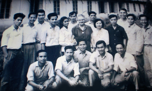 Thưa thầy, “we” là… hai vợ chồng ạ! ảnh 1 Sinh viên khóa 5 (1962 - 1966) Trường ĐH Sư phạm