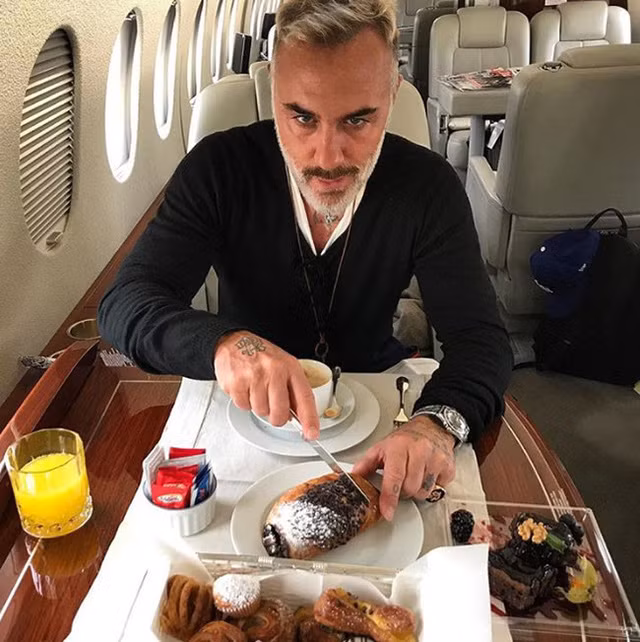 Cuộc sống trong mơ của soái ca tỷ phú ở tuổi 50 ảnh 10