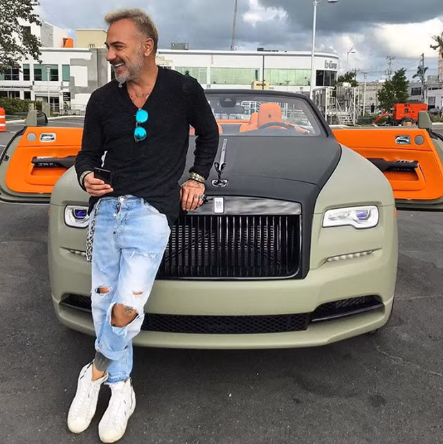 Cuộc sống trong mơ của soái ca tỷ phú ở tuổi 50 ảnh 8