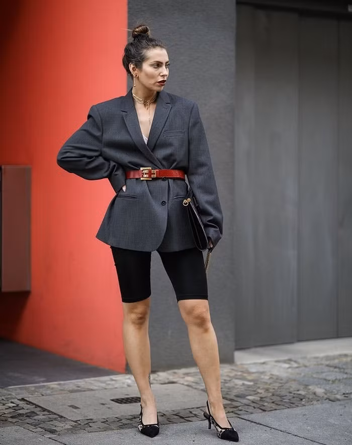 Bạn muốn mặc quần short đến văn phòng? Đừng bỏ qua 5 gợi ý cực đơn giản