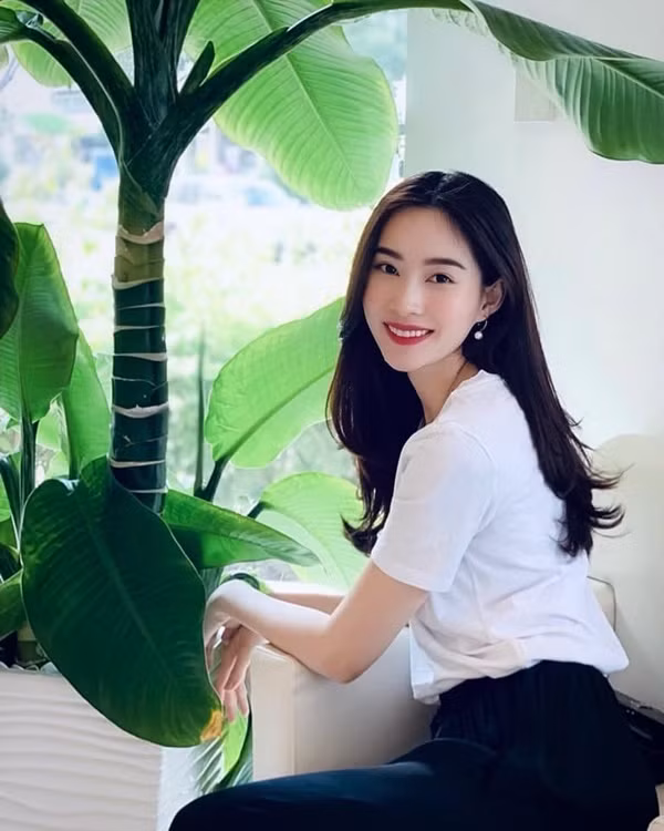 Ngoài Kỳ Duyên, đây chính là nàng Hậu mê đắm trang phục với sắc đen trắng tối giản nhất Vbiz