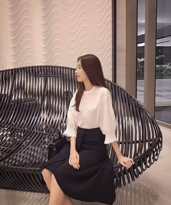 Ngoài Kỳ Duyên, đây chính là nàng Hậu mê đắm trang phục với sắc đen trắng tối giản nhất Vbiz