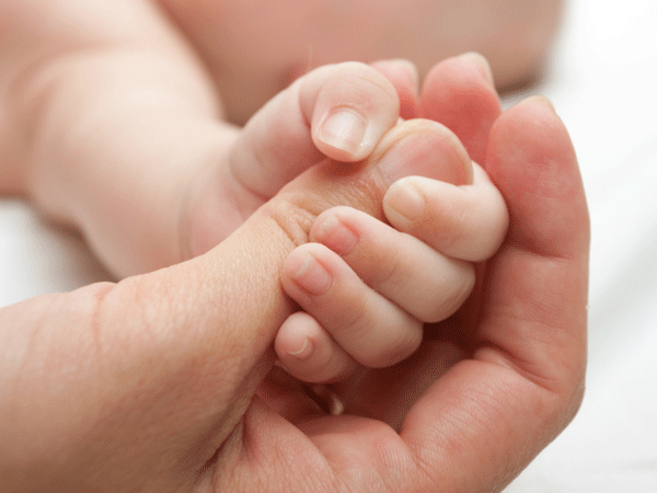 ong cho chau nhap thu ngum ruou de giu the dien, be so sinh 1 thang qua doi - 3