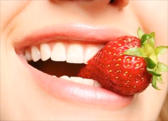 Dâu tây được cho là có chất làm trắng tự nhiên. (Ảnh: ITN).