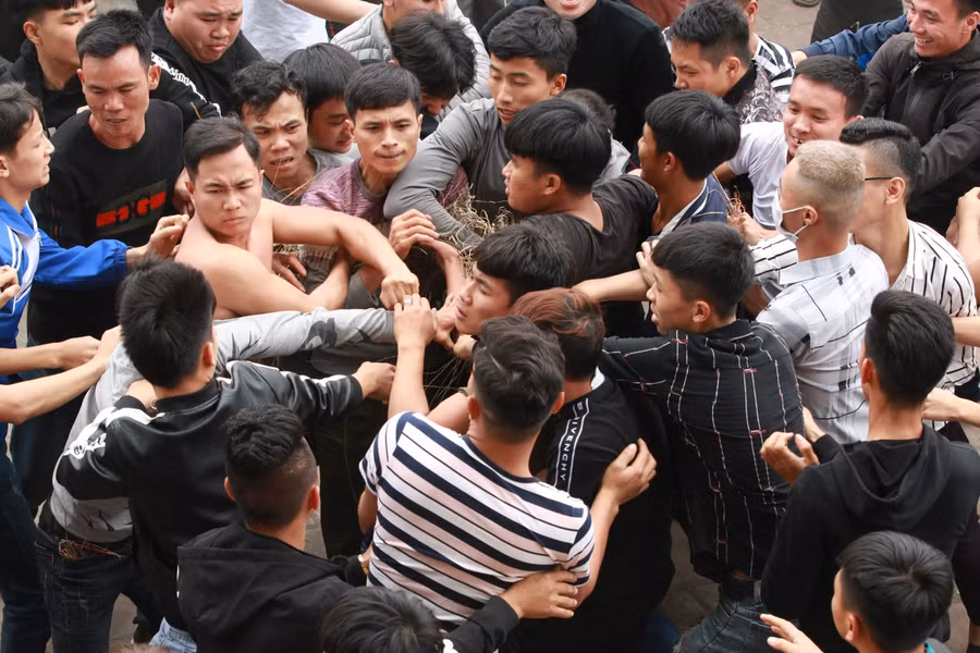 Cảnh tranh cướp chiếu ở lễ hội Đúc Bụt - Vĩnh Phúc. Ảnh: Thế Đại.