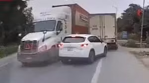 Container vượt ẩu trên đường hẹp khiến xe ngược chiều phải né vội