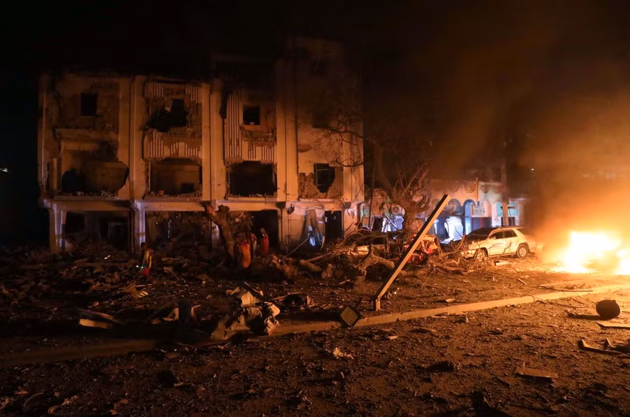 Vụ tấn công thiêu rụi hàng loạt ngôi nhà và khiến ít nhất 10 người thiệt mạng