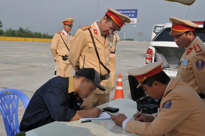 20 ngày phát hiện 182 lái xe dương tính với ma tuý