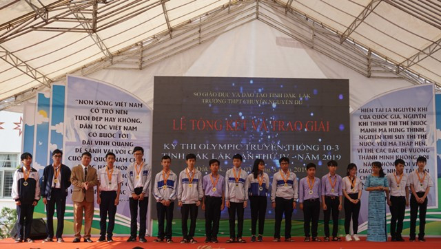 BTC trao HCV môn tin học BTC trao HCV môn tin học