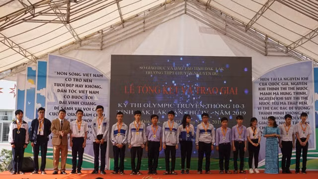 BTC trao HCV môn tin học