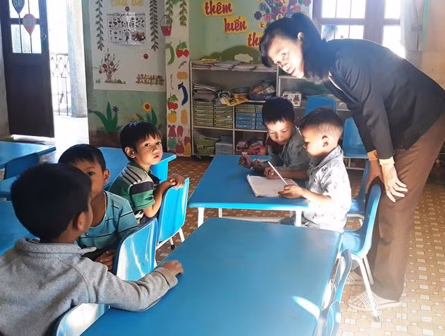 Giáo viên trẻ cắm bản: Thầy cô phải vào làng xin ăn - 1