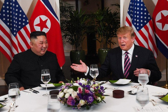 Chó nghiệp vụ, đầu bếp riêng và người thử đồ ăn cho hai ông Trump, Kim ảnh 2 Chó nghiệp vụ, đầu bếp riêng và người thử đồ ăn cho hai ông Trump, Kim ảnh 2