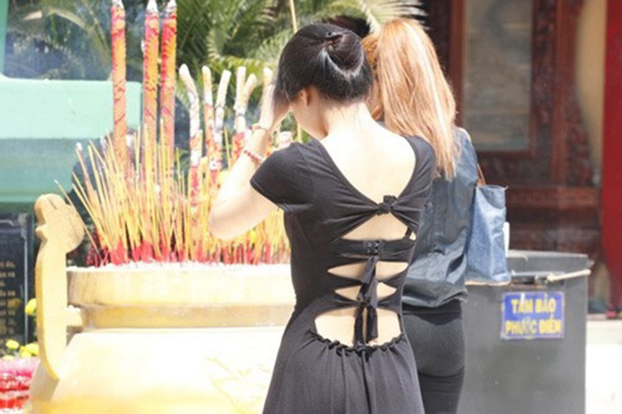 Trang phục không phù hợp ở chốn thâm nghiêm Trang phục không phù hợp ở chốn thâm nghiêm