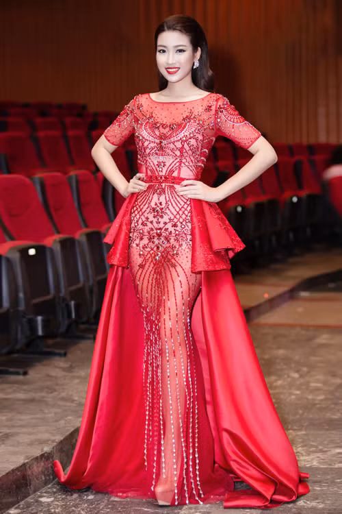 Hoàng Thùy Linh đẹp nhất tuần với đầm ren trắng