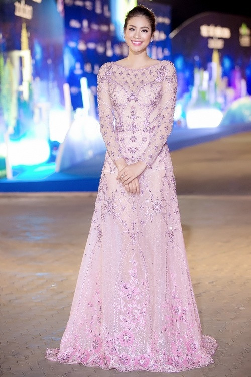 Hoàng Thùy Linh đẹp nhất tuần với đầm ren trắng