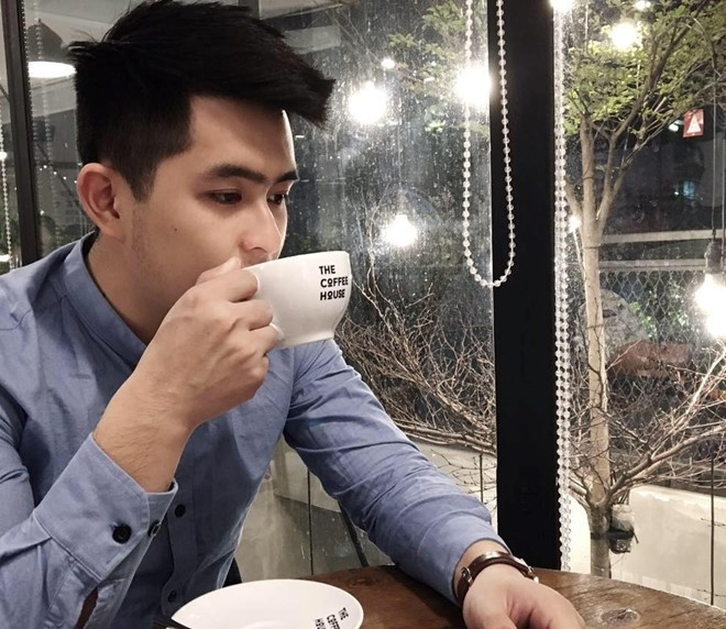 Nhiều dân mạng nhận xét Hoàng Anh trong trang phục đời thường cũng đẹp trai không kém khi mặc quân phục.Ảnh:FBNV. Dan mang tim kiem chang cong an dien trai bi chup len hinh anh 2