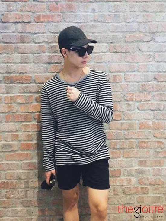 Thời gian qua 9x điển trai còn gây sự chú ý với clip ghi lại cuộc hội thoại vô cùng đáng yêu với bà nội, thu hút hàng trăm ngàn lượt xem.