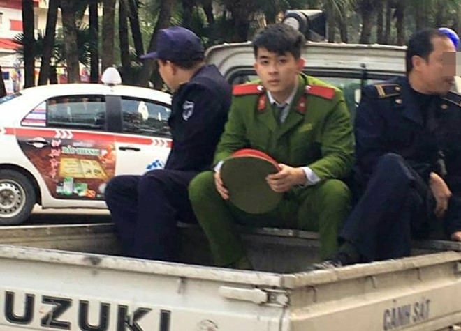 Vẻ mặt ngây ngô, bất ngờ của chàng công an khi bị chụp lén.Ảnh chụp màn hình. Dan mang tim kiem chang cong an dien trai bi chup len hinh anh 1