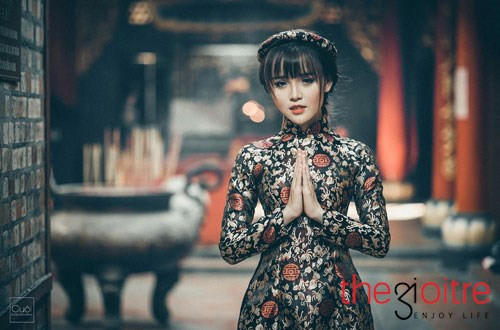 Thanh Tâm cho biết bộ hình mới của cô có tên gọi: Áo Dài Gấm Chào Xuân. Thanh Tâm cho biết bộ hình mới của cô có tên gọi: Áo Dài Gấm Chào Xuân.