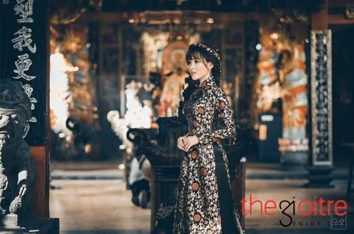 Thanh Tâm là cô nàng khá cá tính và có hơi hướng “nổi loạn”. Cô nàng thường ăn mặt theo phong cách quyến rũ và có phần “lạ”.