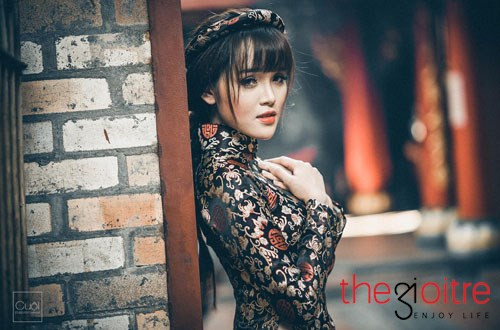 Việc thể hiện hình ảnh nữ tính, truyền thống qua tà áo dài đón xuân Đinh Dậu 2017 của cô nàng này lập tức nhận được sự quan tâm của nhiều người. Việc thể hiện hình ảnh nữ tính, truyền thống qua tà áo dài đón xuân Đinh Dậu 2017 của cô nàng này lập tức nhận được sự quan tâm của nhiều người.