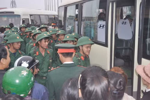 Thanh niên Huế nô nức tòng quân