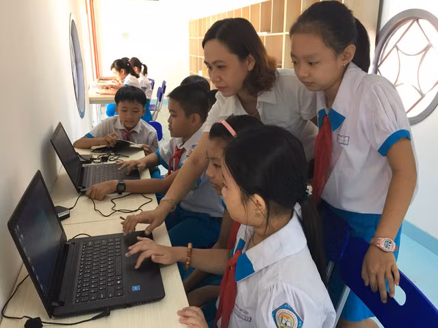 4 chiếc máy laptop được trang bị nhằm giúp các em bổ trợ kiến thức trên mạng