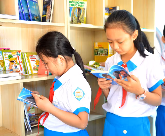 Tranh thủ giờ ra chơi, các em say sưa đọc những cuốn sách mà mình thích