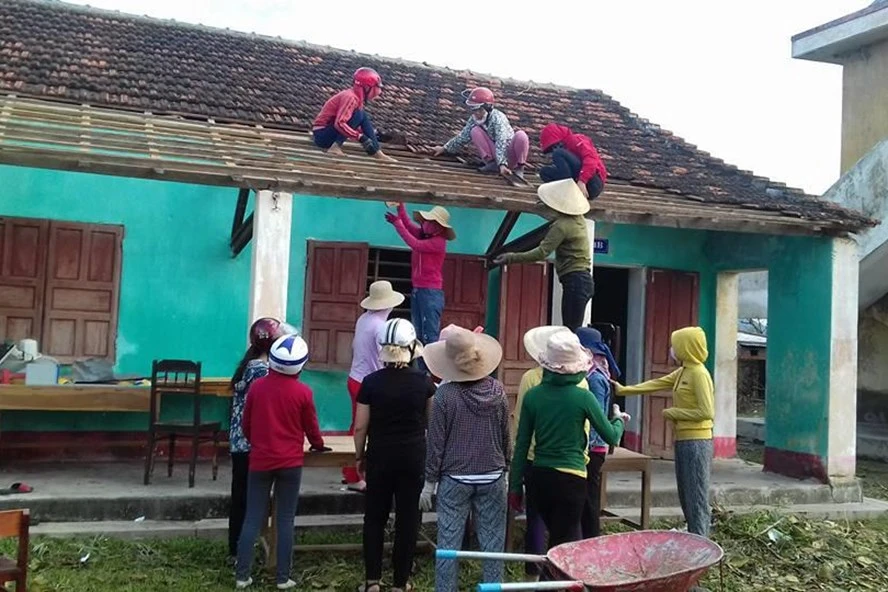 Cảm động cô giáo leo mái nhà, lợp ngói trường học sau bão số 10